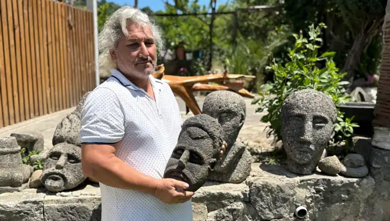 Tarihi Eser Gibi Görünen El Yapımı Heykeller: Bir Sanatçının Kendine Özgü Tarzı