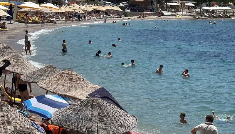 Hava Sıcaklığı 36 Dereceyi Buldu: Sahil İnsanlarla Dolu!