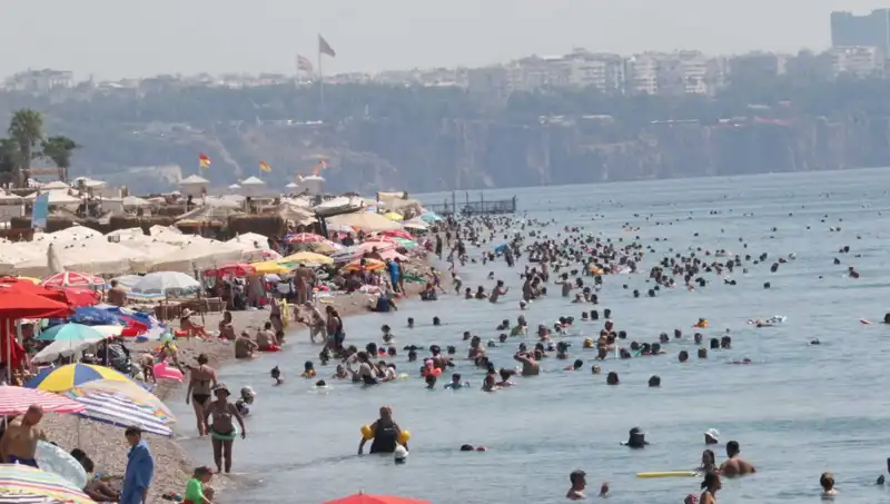 Antalya'nın Sıcak Denizleri: Ruh Halinizi Nasıl Etkiliyor?
