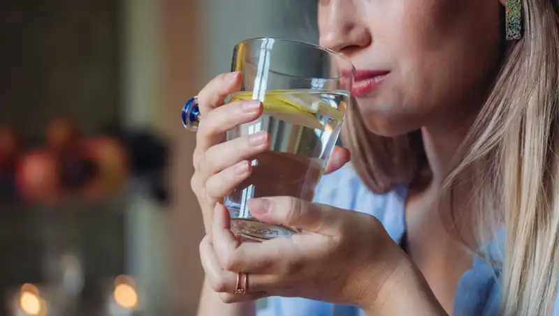 Aç Karnına 1 Litre Su İçmenin Sabah Rutinindeki Şaşırtıcı Faydaları