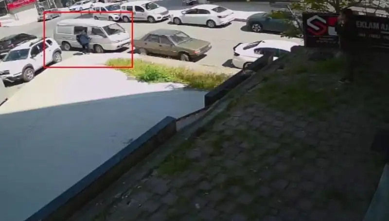 Aracını Çalmak İsteyen Hırsızı Suçüstü Yakalayan Cesur Birey