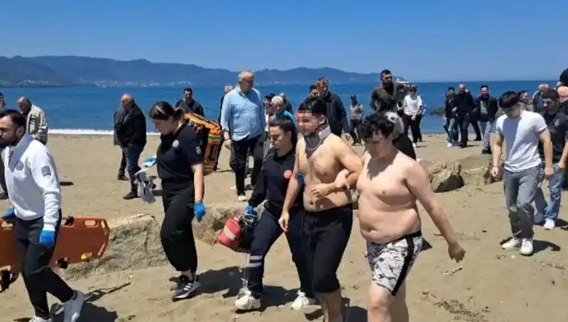 Üç Liseli Genç, Sahildeki Tehlikeli Anlarda Hayata Tutunmayı Başardı!