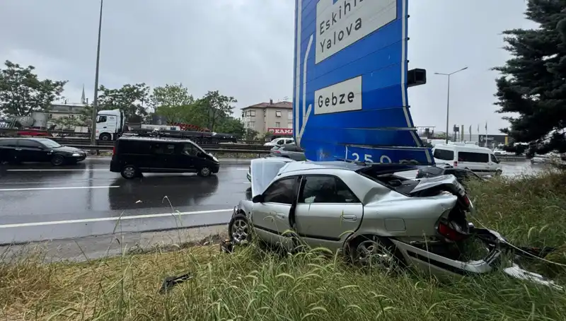 Dikkatsizlik Kazası: Trafik Levhasına Çarpan Araçta Bir Yaralı