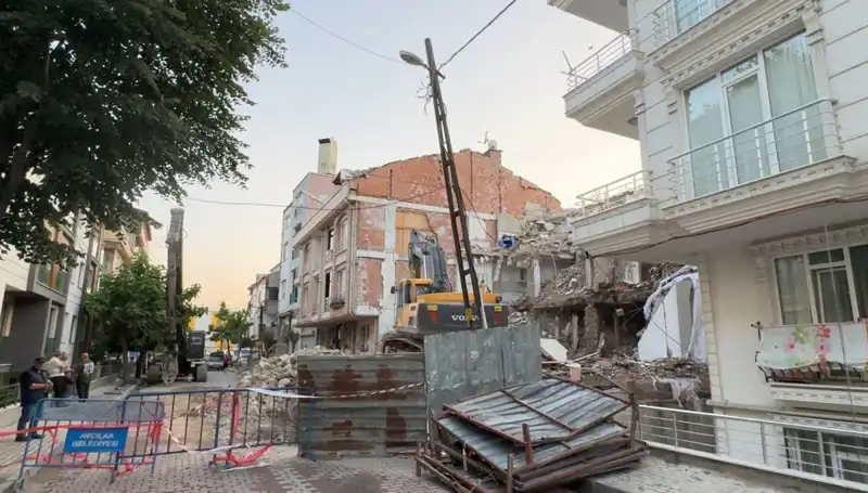 Yıkım Sürecindeki Binadan Kopan Elektrik Kabloları Sokakları Karanlığa Gömüyor