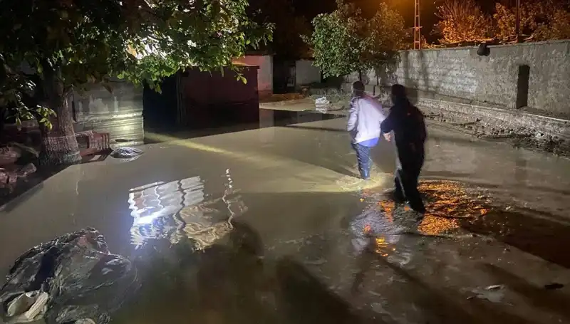 20 Dakikalık Yağışın Ardından Gelen Sel Felaketi: Evler Yıkılıyor
