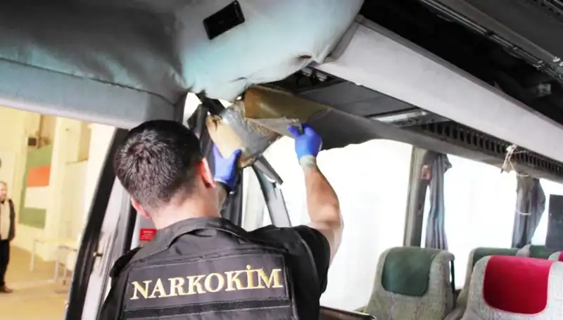 Uyuşturucu Kaçakçılığı: Sınırdan Geçen Otobüsten 77 Kilo Uyuşturucu Ele Geçirildi