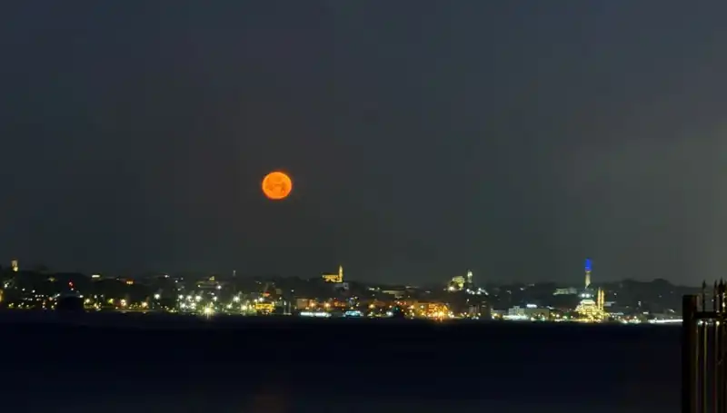 Çilek Dolunayı: İstanbul'un Gece Gökyüzünde Şahane Bir Manzara