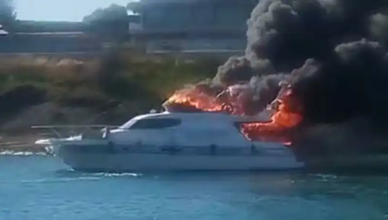 Çeşme Marina'da Motoryat Yangını: İhmal mi Yoksa Kaza mı?
