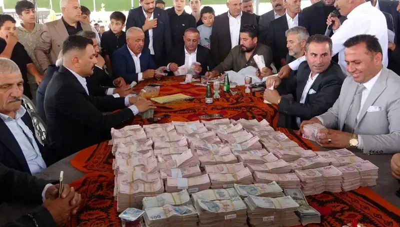 ** Aşiret Düğününde Takı Töreni: Gelin 1.5 Kilo Altın, Damat 7.5 Milyon TL Aldı!**
