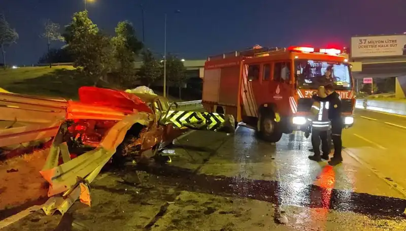 Otomobil Bariyerlere Saplandı: Sürücünün Durumu Ciddi