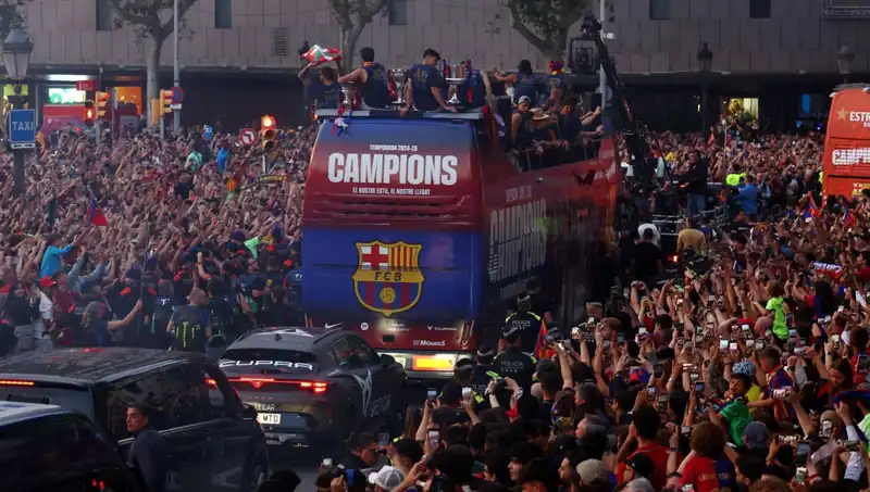 Barcelona Futbolcuları Taraftarlarıyla Unutulmaz Bir Gün Geçirdi
