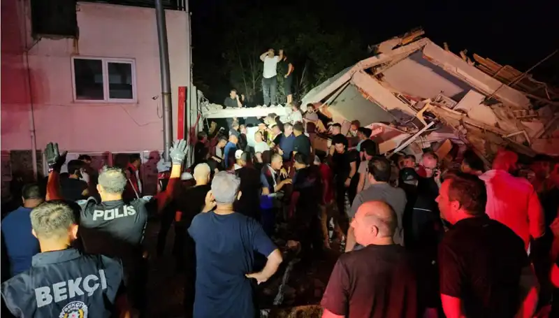Sındırgı'daki 6,1 Büyüklüğündeki Deprem: Psikolojik Etkileri ve Toplumsal Yansımaları