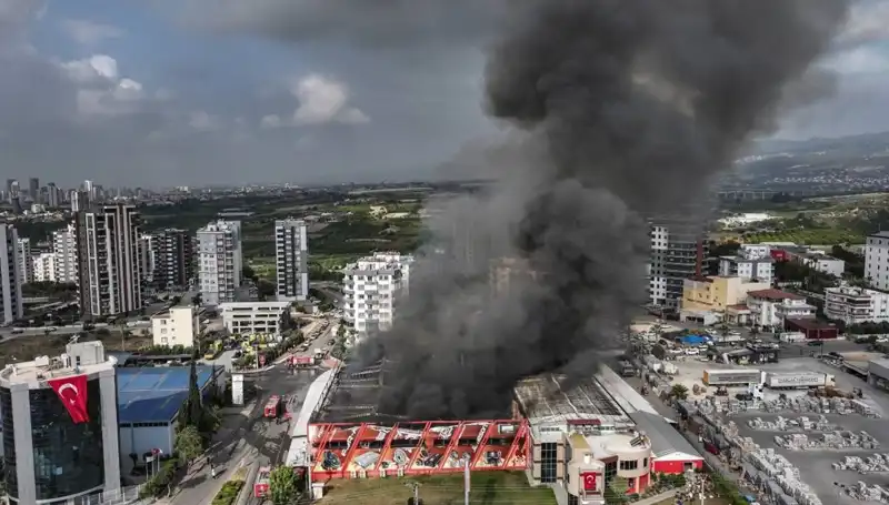 Mersin'deki Fabrika Yangınında TOMA ve İtfaiye Ekipleri Yoğun Mücadele Verdí