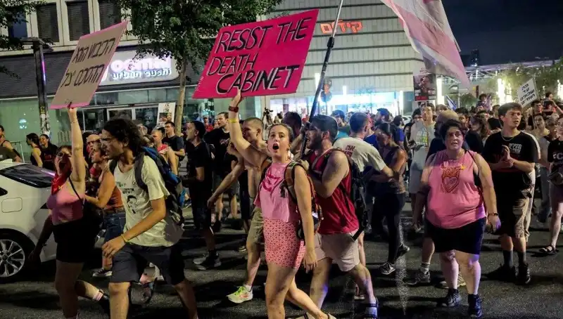 Tel Aviv Sokaklarında On Binler: Netanyahu'ya Karşı Görkemli Protesto