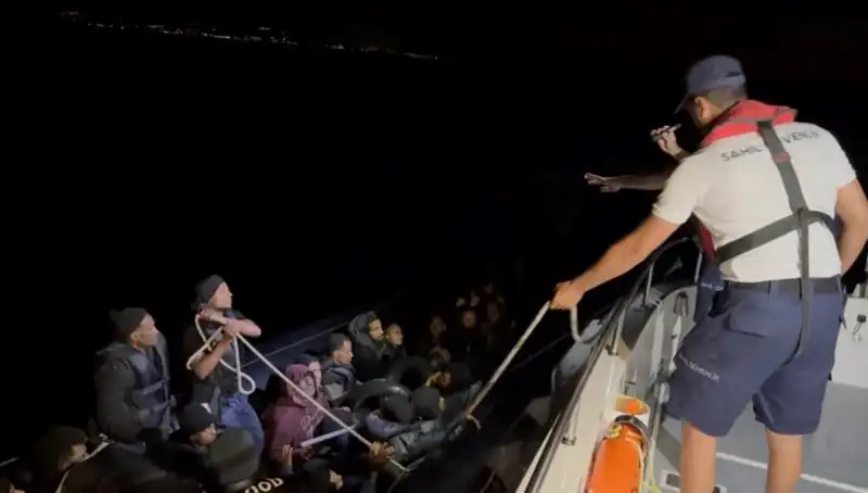 Çeşme'de Denizde Sürüklendi, 42 Kaçak Göçmen Kurtarıldı: İnsanlık Dramı ve Psikolojik Etkileri
