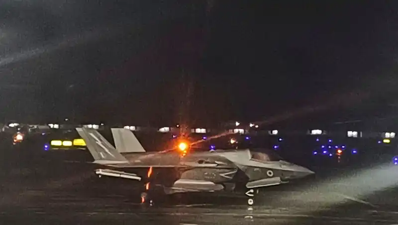 Hindistan'da Beş Hafta Mahsur Kalan İngiliz Savaş Uçağı Nihayet Uçuşa Geçti