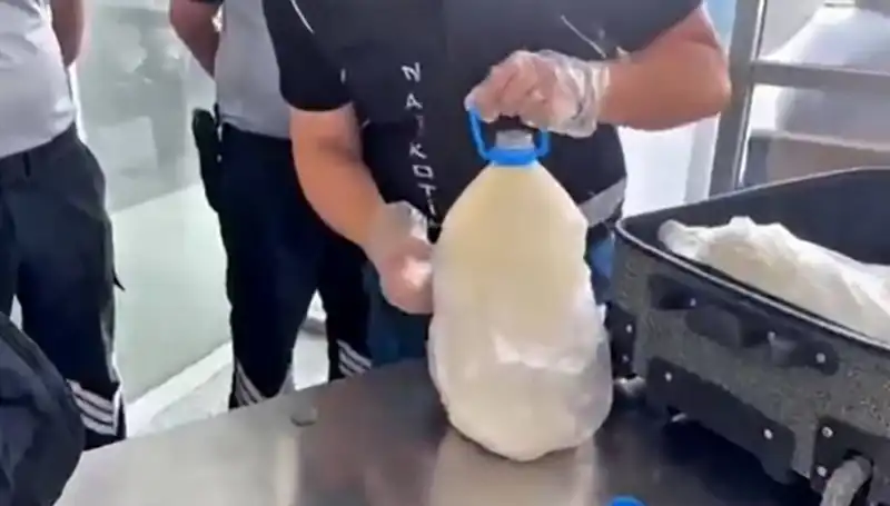 Havalimanında Süt Şişesiyle Kaçakçılık: 12 Kilo 800 Gram Madde Ele Geçirildi