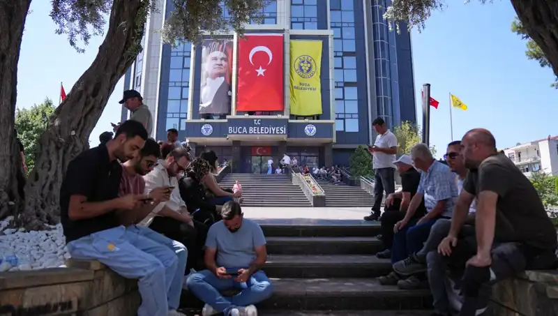 Ücretlerini Alamayan İşçiler, Psikolojik Sağlıkları İçin Oturma Eylemi Yaptı