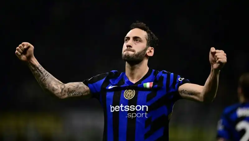 Menajerle İstanbul’da Kritik Görüşme: Hakan Tatilde, Inter Kampa Özlemle Bekliyor