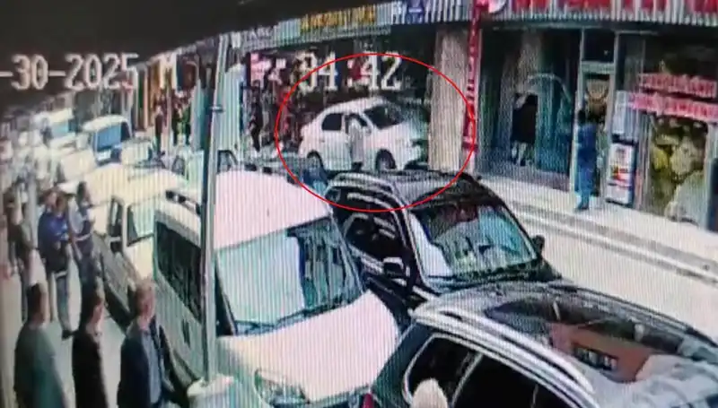 Alkollü Sürücünün Mağazaya Daldığı An: İki Çocuk Saniyelerle Kurtuldu