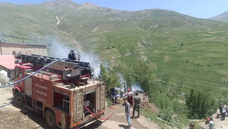 Van'da Yangın Acısı: Bir Çocuk Hayatını Kaybetti, Aile Perişan Oldu