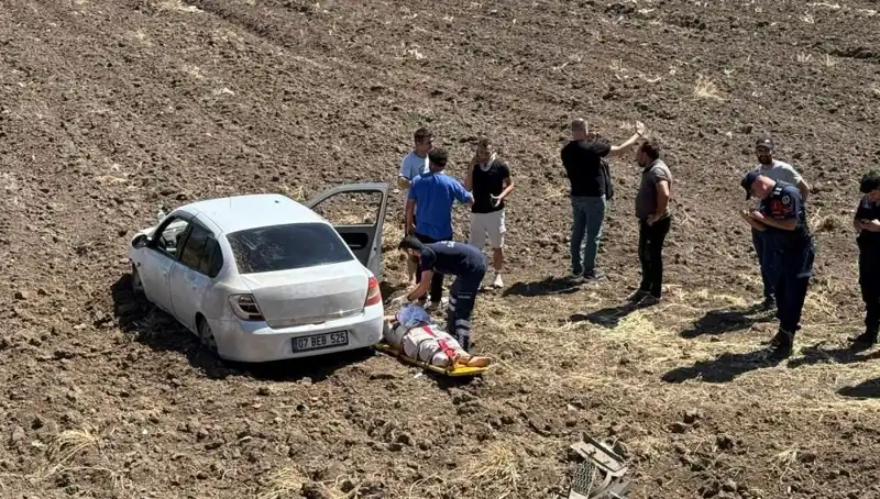Osmaniye'de Otomobil Tarlaya Uçtu: Üç Kişi Yaralandı, Nedenleri Araştırılıyor!