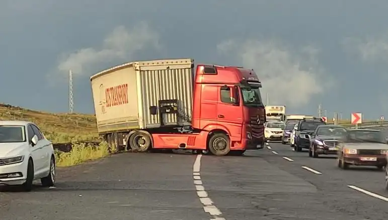 TIR Kaydı ve Yol Kapanması: Uzun Araç Kuyrukları Psikolojik Etkileri