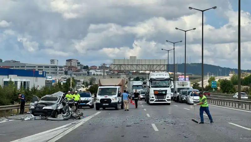 Otoyolda Trafiği Durduran Kaza: Üç Kişi Araçta Sıkıştı ve Psikolojik Etkiler