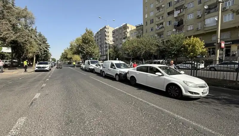 Diyarbakır'da Trafik Kazası: 5 Araç Birbirine Girdi