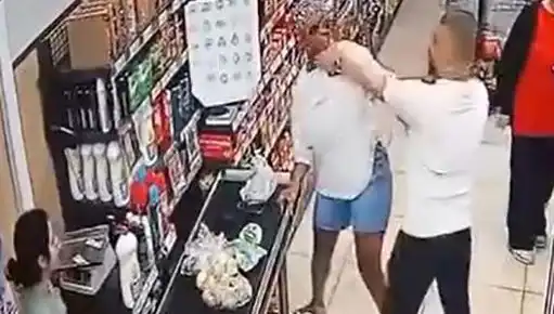 Marketteki Kasa Sırasında Şok Edici Olay: Kadına Çocuk Önünde Saldırı!