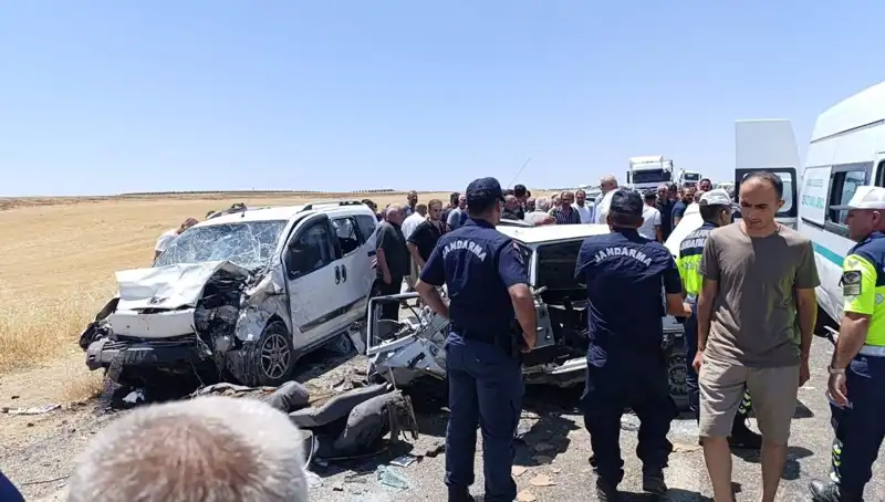 Trafik Kazası: Otomobil ve Hafif Ticari Araç Çarpışması 4 Can Aldı
