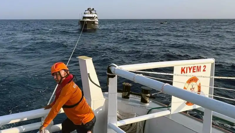 Marmaris Açıklarında Sır Dolu Tekne Kurtarma Operasyonu