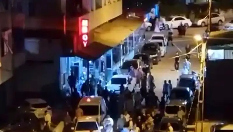 Düğün Çıkışı Kargaşası: Gelin ve Damat Kalabalığın Arasında Neden Yıkıldı?