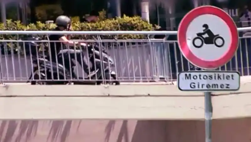Üst Geçitlerde Motokuryeler Neden İki Taraflı Bir Sorun Haline Geldi?