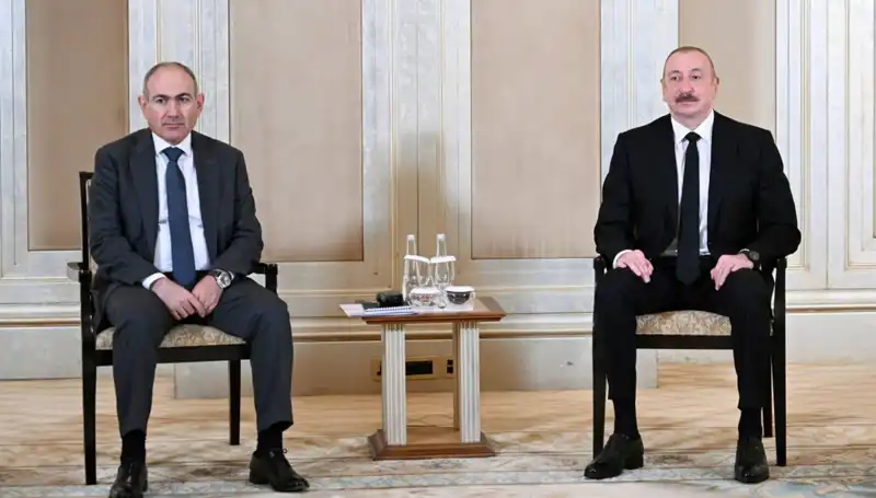 Aliyev ve Paşinyan'dan Barış Adımları: Abu Dabi Zirvesinin Psikolojik Etkileri