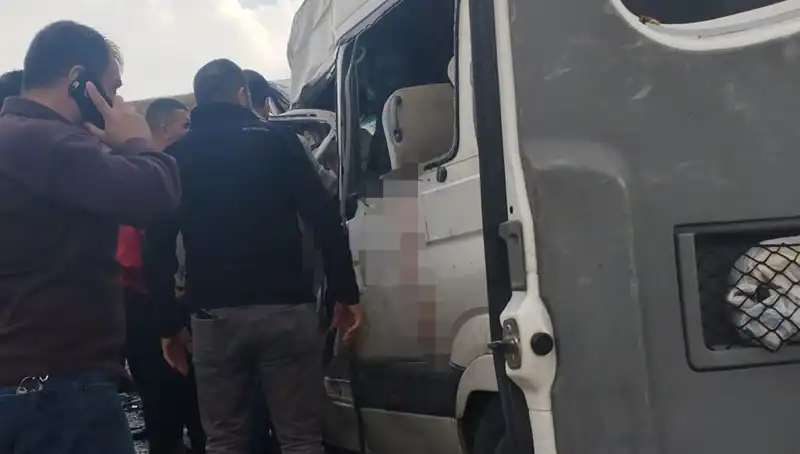 Van’da Minibüs ve Kamyonet Çarpıştı: 6 Kişi Hayatını Kaybetti, 8 Yaralı