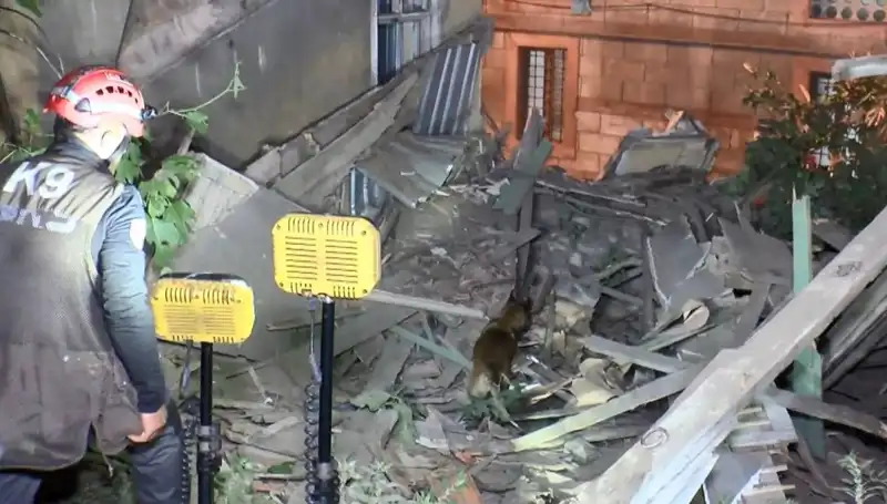 İstanbul'da Deprem Sonrası Çöken Bina, Psikolojik Travmaları Artırıyor