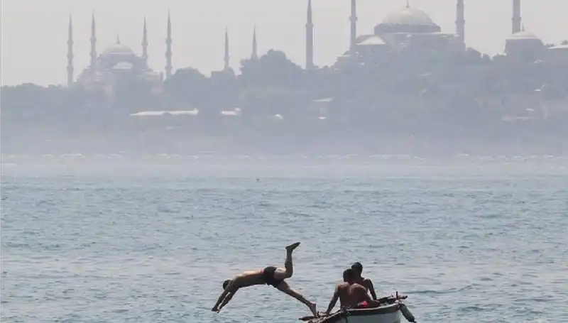 Aşırı Sıcaklar Psikolojimizi Nasıl Etkiliyor? 44 Dereceye Hazır Olun!