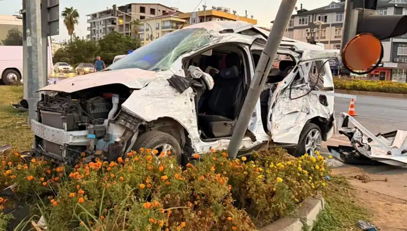 Antalya'da Trafik Kazası: Midibüs ve Hafif Ticari Araç Çarpıştı, 6 Yaralı